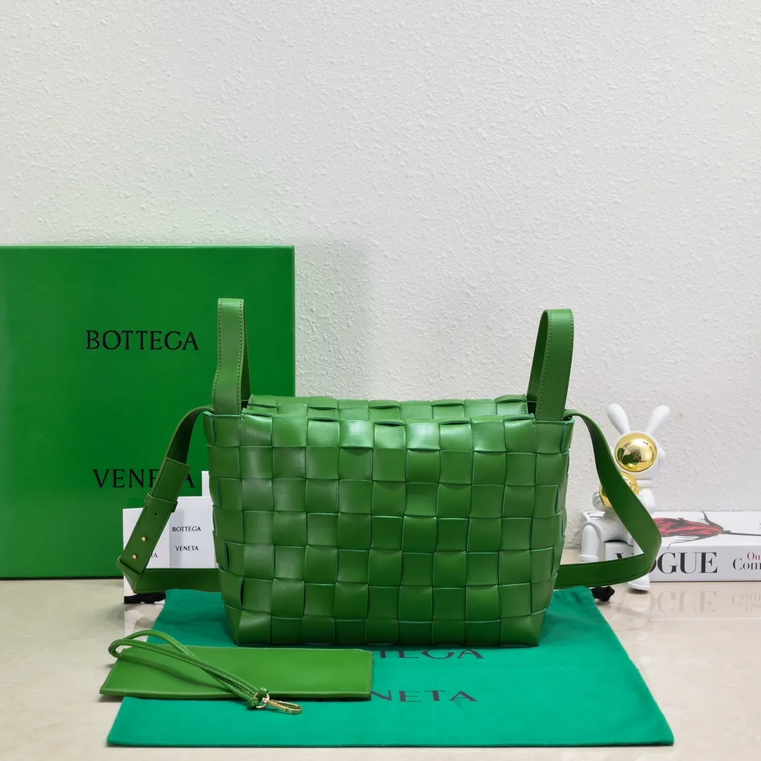 Special price 1600🉐️, Bottega Veneta What can be packed in the new bowling bag? Have you got the new bowling bag? Super large capacity ~ The key is low-key, simple and casual style ~ the fashion sense is not reduced at all. It combines BV's classic woven elements and can also be used for computers. The length of the shoulder straps can be adjusted. It is suitable for tall girls to carry. Boys also have a sunny back☀️ Style number: 7466# Size: 28*21*16